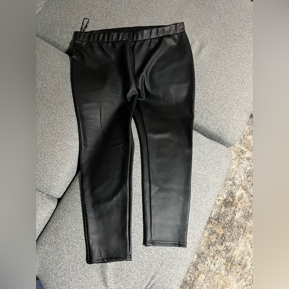 City Chic Black Faux Leather Pull on Pants Leggings 
Size 24 - Picture 3 of 7